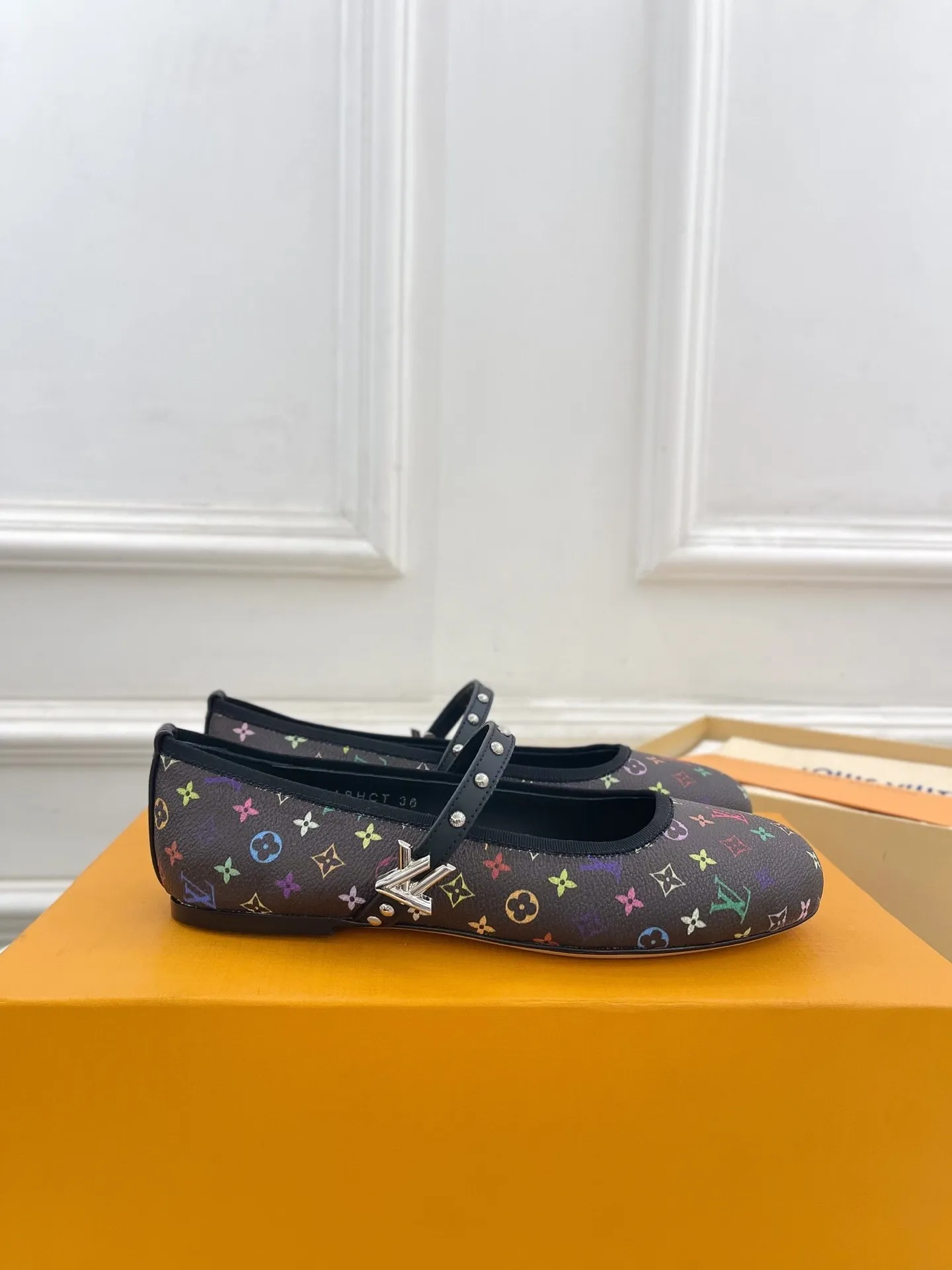 👟👟Ex-factory price 520🎃🎃LV | Louis Vuitton 25𝐬𝐬 2025 early spring new top version‼ ️The original version is the same, focusing on the latest LV Full of high-end feel! A popular model among bloggers at home and abroad, it’s retro and fashionable and looks amazing on your feet! Mainly recommended model on the official website★ ━━━━━ ЅᏇєєt ━━━━━ ▪️Upper: Highly customized rainbow-colored presbyopia leather ▪️Lining: imported sheepskin ▪️Outsole: original Italian leather outsole ▪️Shoe size: 35-39 (34, 40, 41, 42 customized)